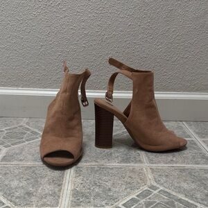 Elegant Tan Peep-Toe Heeled Sandals